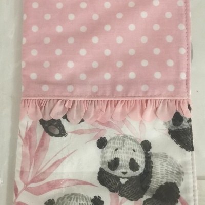 Fralda para bebé com padrão de pandas e bolinhas cor-de-rosa