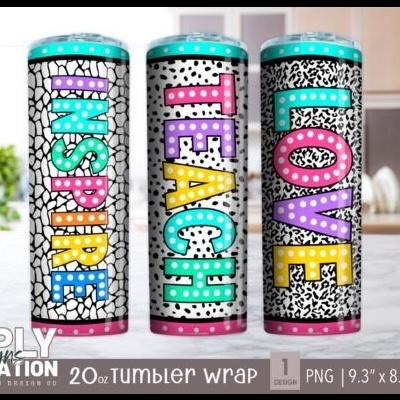 Copos térmicos coloridos com as palavras INSPIRE, TEACH e LOVE sobre bancada de cozinha