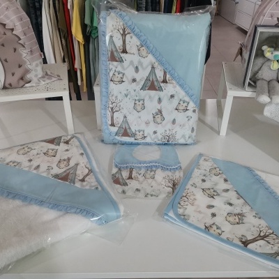 Conjunto de toalhas e mantas para bebé com padrões de corujas e árvores