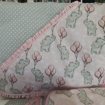 Manta dupla em rosa e azul com elefantes e estrelas