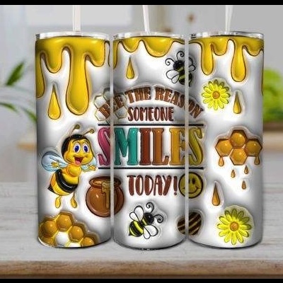Três copos térmicos com desenhos de abelhas e mel e texto colorido