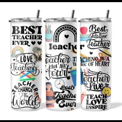 Três copos térmicos brancos com textos e desenhos coloridos para professores