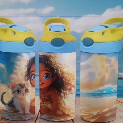Garrafa de água infantil com tampa azul e amarela e desenhos da personagem Moana e praia