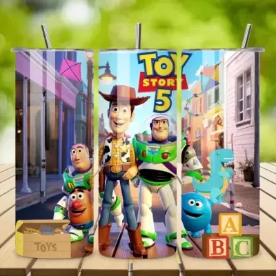 Conjunto de três copos de aço inoxidável Toy Story 5 com canudos, personagens animados coloridos, sobre mesa de madeira.