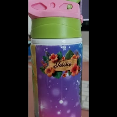 Garrafa de água colorida com nome Jessica