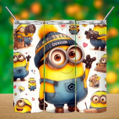Três copos com desenhos de minions em fundo branco com corações e canudos