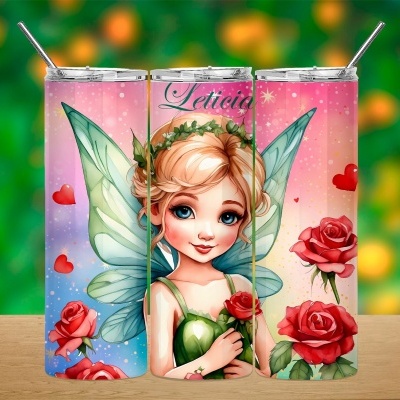 Três copos altos com design de fada, flores e corações em fundo colorido