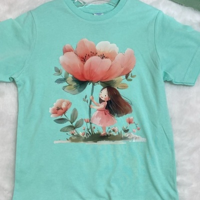 T-shirt infantil azul turquesa com estampa de menina com flor cor-de-rosa