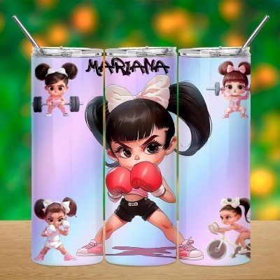 Copos metálicos com ilustrações de menina a treinar boxe e nome MARIANA