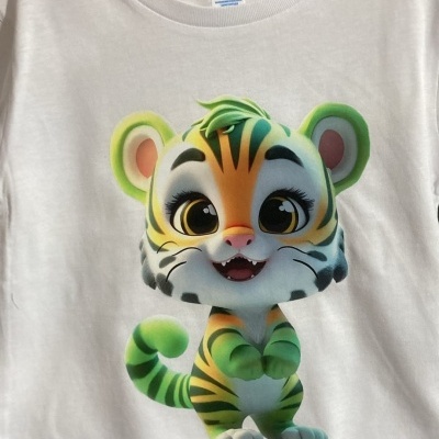 T-shirt branca com estampado animado de tigre sorridente colorido ao centro