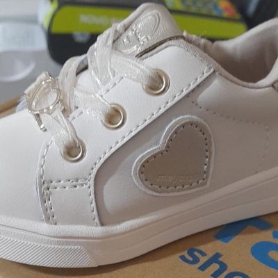 Ténis infantil branco com coração bege e atacadores