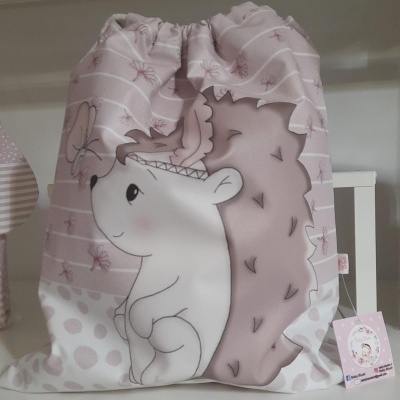 Saco em tecido com ilustração de ouriço e borboleta em tons de rosa e branco