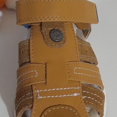 Sandália infantil castanha com faixas de couro e velcro e botão metálico STAR WARRIOR