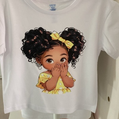 T-shirt branca com estampa de menina negra com laço amarelo na cabeça e vestido amarelo, cobrindo a boca com as mãos.