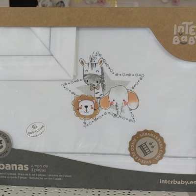 Jogo de lençóis para bebé branco com estampas de leão, girafa e elefante em embalagem de cartão