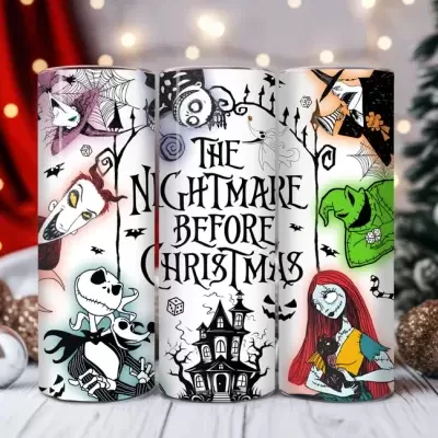 Velas decorativas com personagens do filme The Nightmare Before Christmas em fundo branco com decoração natalícia.