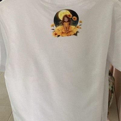 T-shirt branca com uma rapariga e girassóis impressos