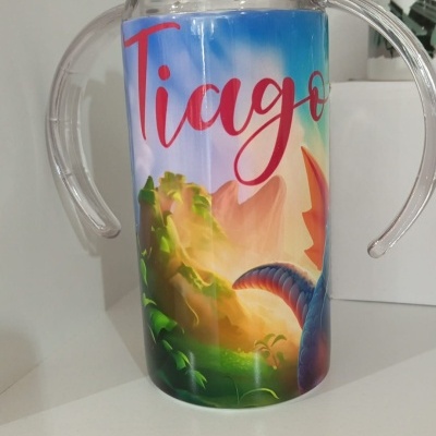 Copo infantil com pega e tampa transparente com nome Tiago e ilustração colorida de montanhas