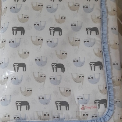 Manta de bebé com padrão de preguiças e borda azul clara frisada