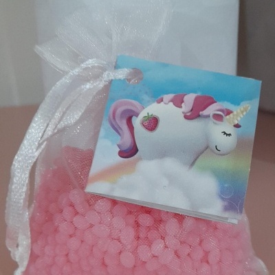 Saco de organza com pérolas rosa e cartão com ilustração de unicórnio