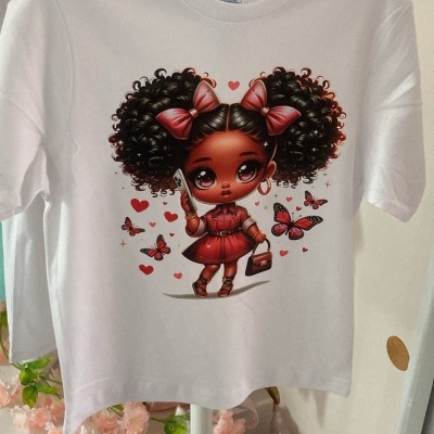 T-shirt branca com desenho de menina e borboletas vermelhas