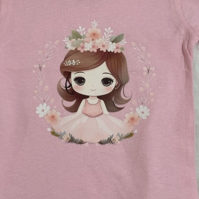 T-shirt rosa para bebé com ilustração de menina em cartoon e coroa de flores