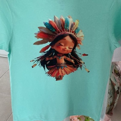 Camisola verde água com estampa de personagem animada com cocar