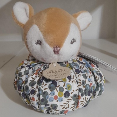 Pelúcia de cervo com corpo floral colorido e cabeça castanha e branca