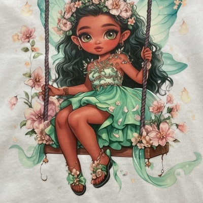 T-shirt branca com estampa de fada menina sentada num baloiço com vestido verde e flores