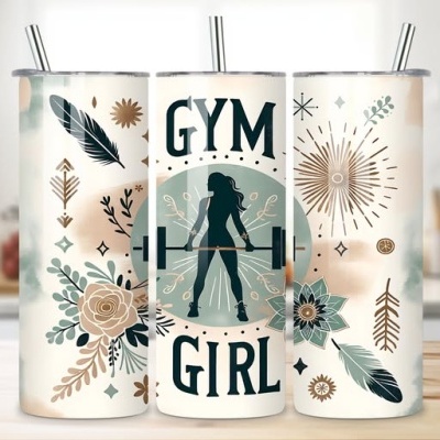 Copos metálicos decorados com flores, penas e texto GYM GIRL com silhueta feminina.