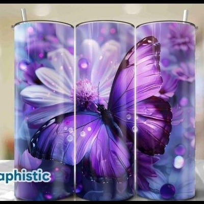 Três copos térmicos com padrão de borboleta roxa e flores lilás