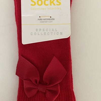 Meias infantis vermelhas com laço e etiqueta da marca Ysabel Mora