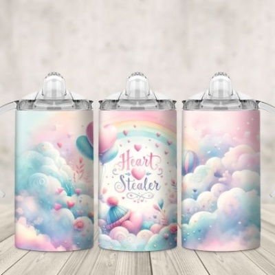 Três copos decorados com padrão de nuvens e texto 'Heart Stealer' no centro