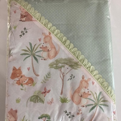 Manta para bebé com estampa de ursos e borda verde claro