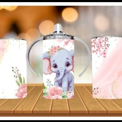 Conjunto de três copos metálicos com design floral e elefante desenhado, sobre mesa de madeira