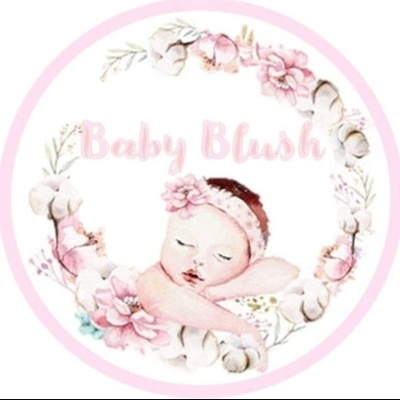 Desenho digital de bebé adormecido com flores e texto 'Baby Blush' em fundo branco e rosa