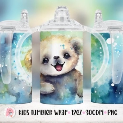 Copos com tampa plástica transparente e desenho de cão fofo em estilo aquarela nas cores azul e verde.