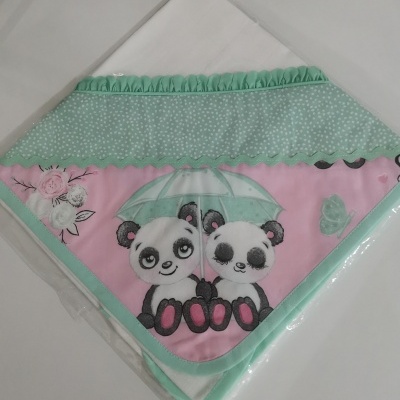 Cobertor para bebé com pandas a segurar guarda-chuva em rosa e verde