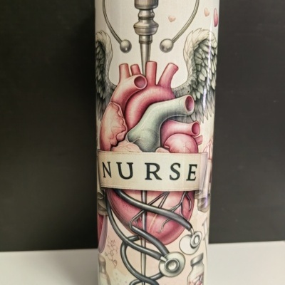 Copo branco com ilustração médica e texto NURSE