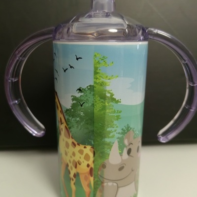 Copo infantil com alças e ilustração de girafa e rinoceronte