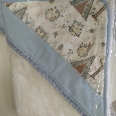 Toalha de banho de bebé com estampado de corujas e teepees em tons azuis e bege