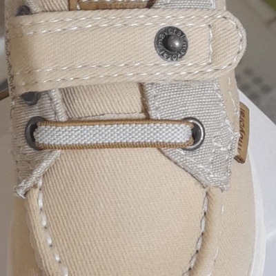 Sapato infantil bege claro com fecho velcro e sola branca