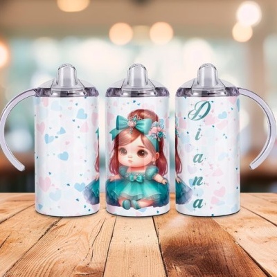 Conjunto de copos de plástico com tampa, pega, padrão de corações e boneca com vestido verde e nome 'Piana'.