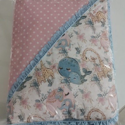 Manta infantil rosa com bolinhas e estampado de animais em embalagem plástica