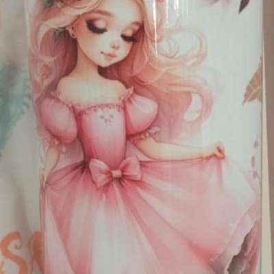 Copo branco decorado com princesa de vestido rosa e coroa de flores.