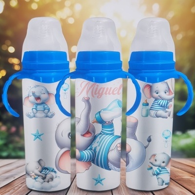 Três biberões infantis decorados com elefantes e estrelas, um com o nome Miguel, com pega azul e chupeta translúcida.