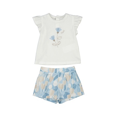 Conjunto infantil de t-shirt branca com flor azul e calções azuis com padrão geométrico