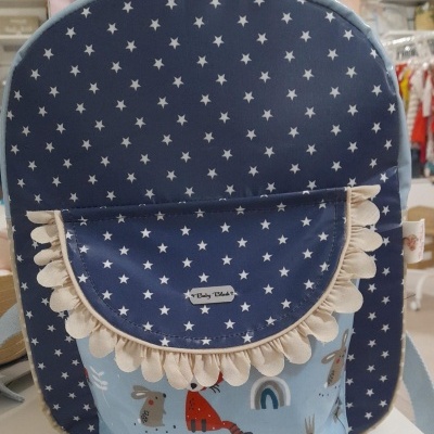 Mochila infantil azul escuro com estrelas brancas e bolso frontal colorido com franjas