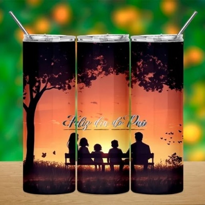 Copos metálicos altos com design de família ao pôr do sol e texto 'Feliz dia Co Pai'.