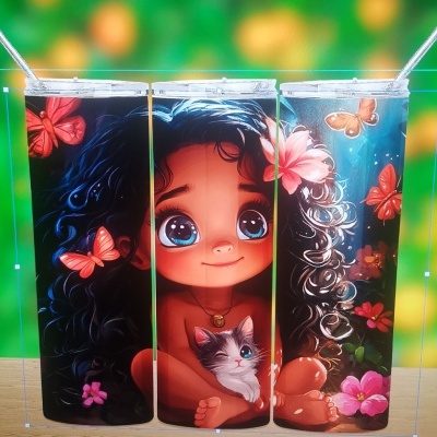 Conjunto de três copos altos com tampa e canudo, decorados com imagem de menina com gato e borboletas.